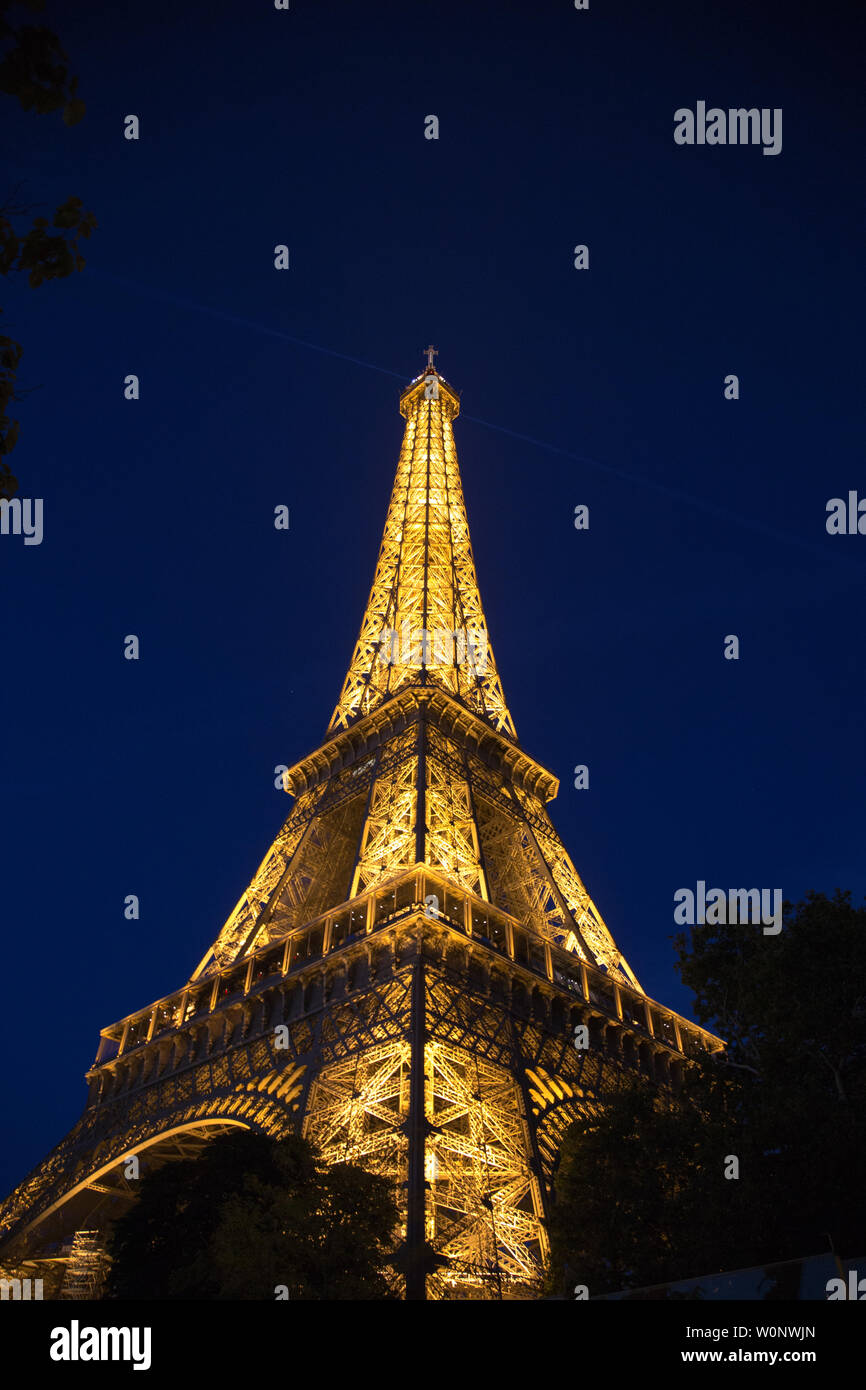 Der berühmte Eiffelturm, Paris Frankreich bei Nacht Stockfoto