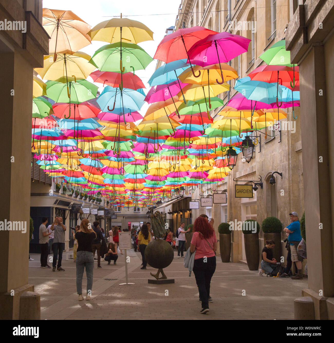 Der Sonnenschirm Sky Projekt von Patricia Cunha deligts Besucher Le Village Royal in Paris Frankreich auch gezeigt ist eine Skulptur von Dirk De Kajzer Stockfoto