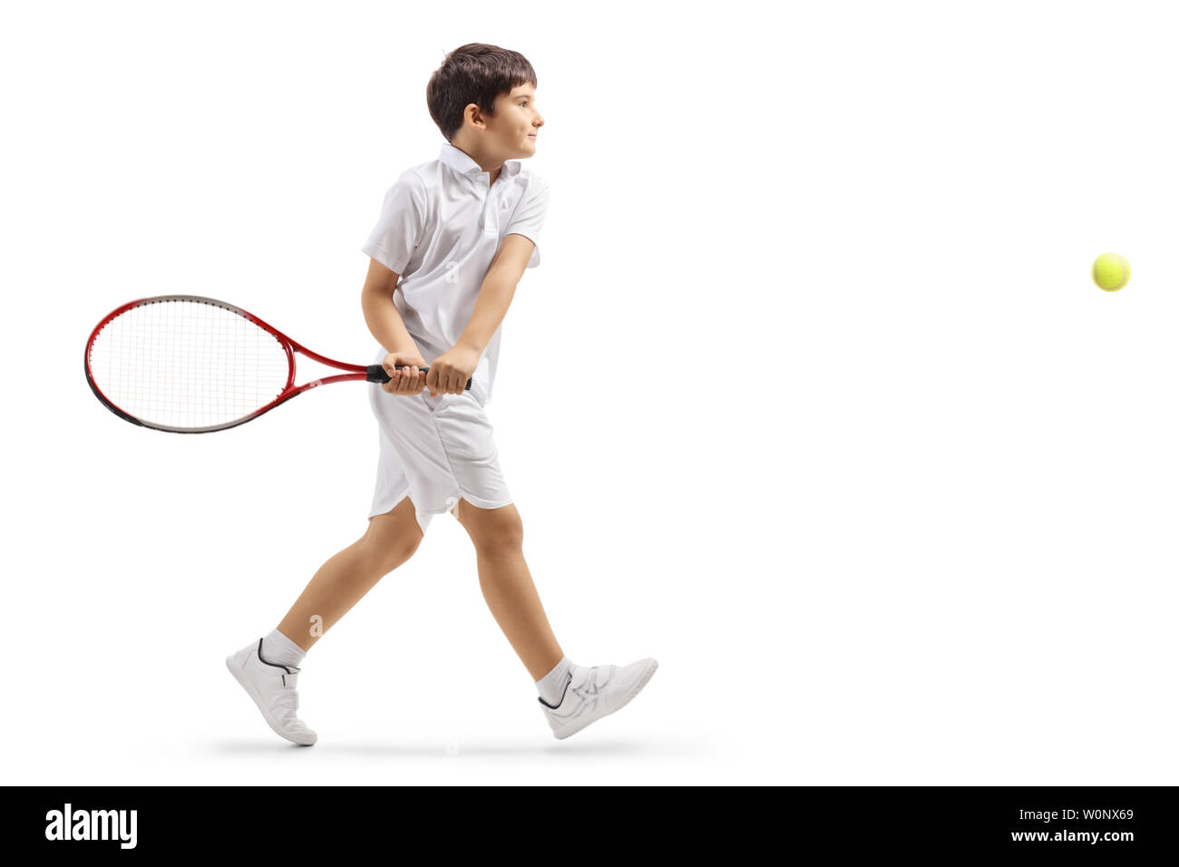Volle Länge Profil Schoß eines jungen Tennisspieler Schlagen einer Kugel auf weißem Hintergrund Stockfoto