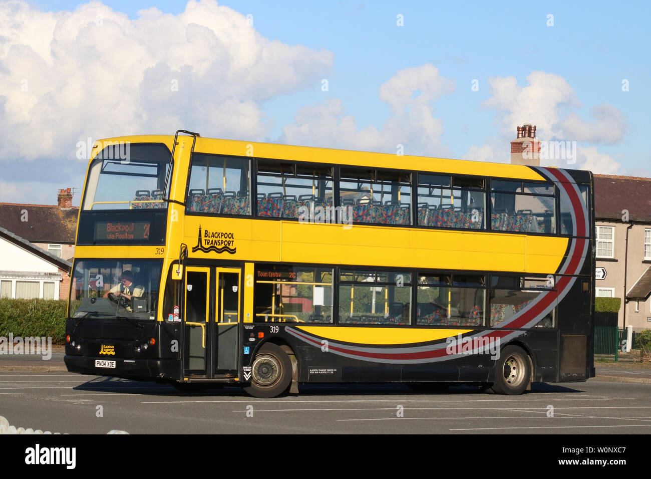 Doppeldecker Bus in Blackpool Transport Services gelbe und schwarze Lackierung auf Parkplatz in der Knott Ende, Lancashire zu Beginn der Service 2 C nach Blackpool. Stockfoto