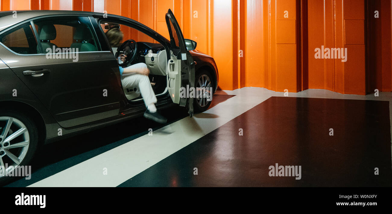 Haarlem, Niederlande - 19.August 2018: Frau verlässt Luxus Skoda Octavia braun Auto in der modernen Tiefgarage im Zentrum von Haarlem, breite Bild Stockfoto