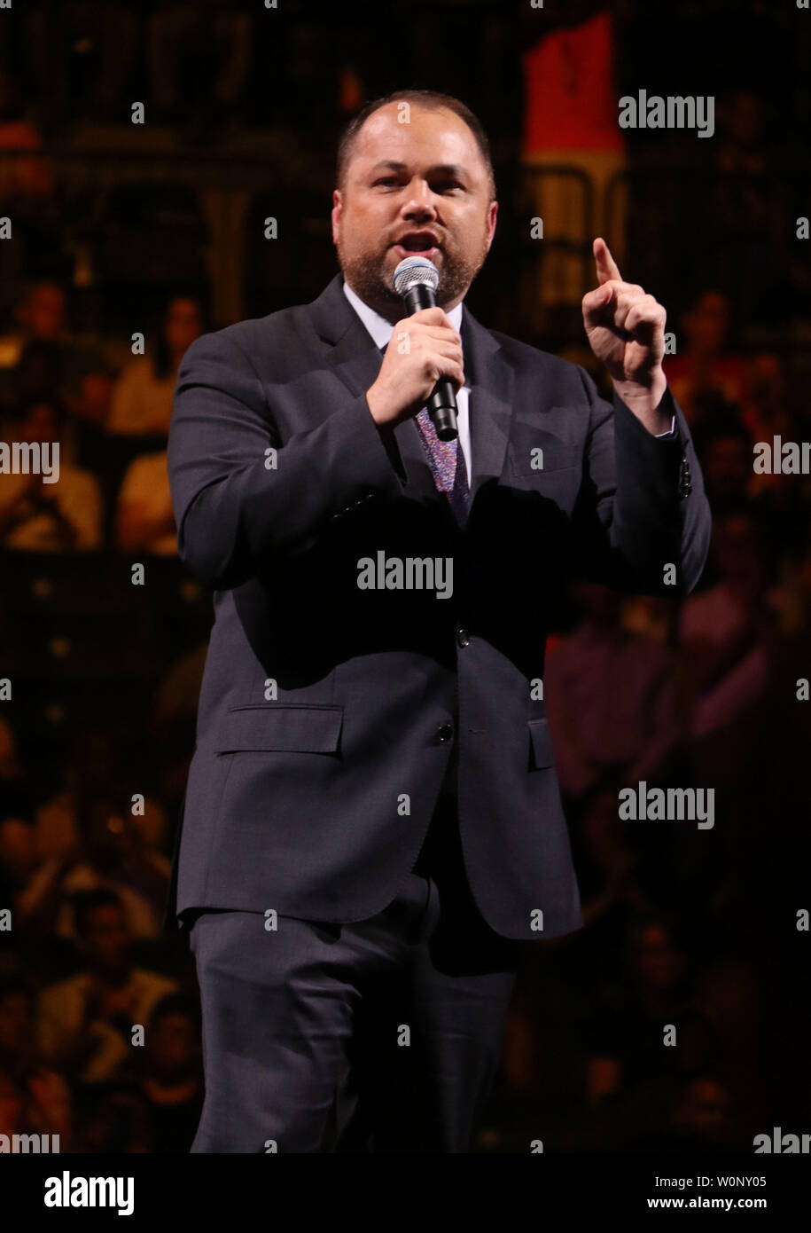 Juni 26, 2019 - New York City, New York, USA - COREY JOHNSON, Sprecher der New York City Rat nimmt das Benefizkonzert für den WorldPride Eröffnungsfeier am Barclays Center in Brooklyn statt. (Bild: © Nancy Kaszerman/ZUMA Draht) Stockfoto