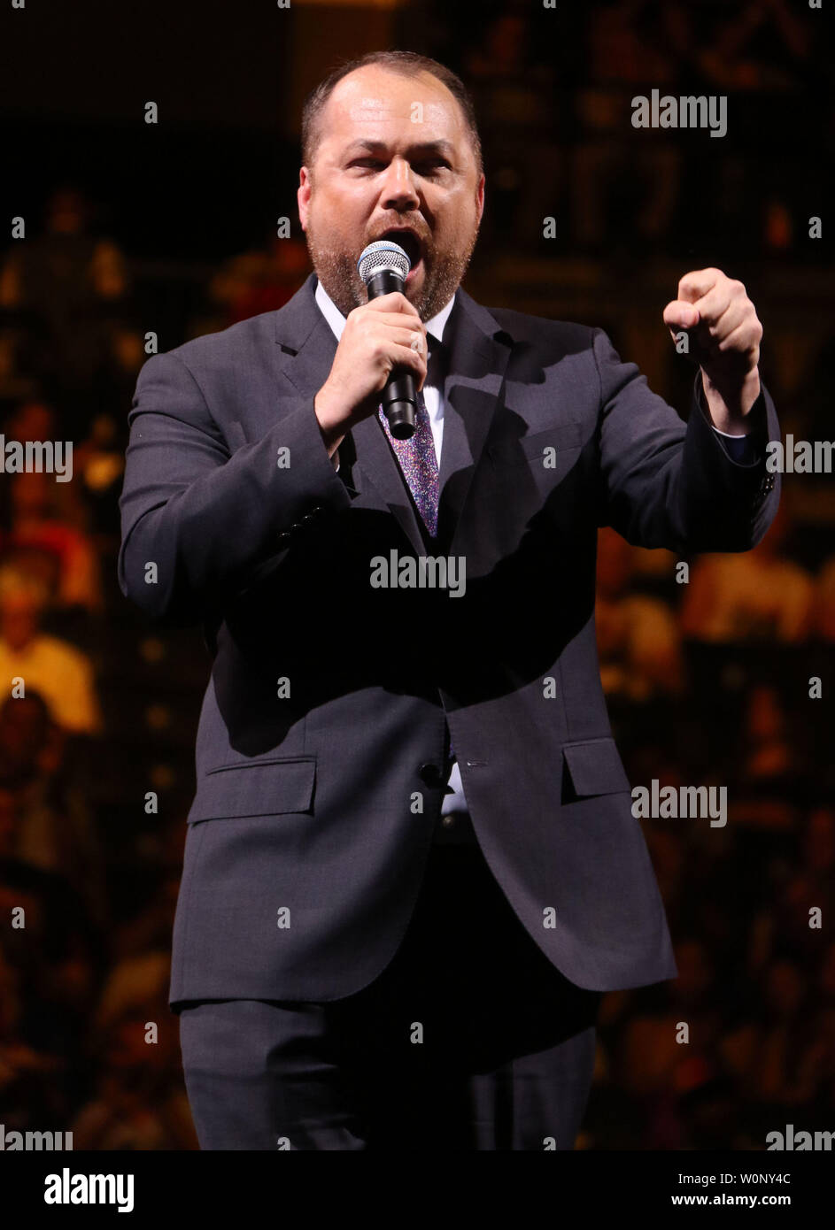 Juni 26, 2019 - New York City, New York, USA - COREY JOHNSON, Sprecher der New York City Rat nimmt das Benefizkonzert für den WorldPride Eröffnungsfeier am Barclays Center in Brooklyn statt. (Bild: © Nancy Kaszerman/ZUMA Draht) Stockfoto