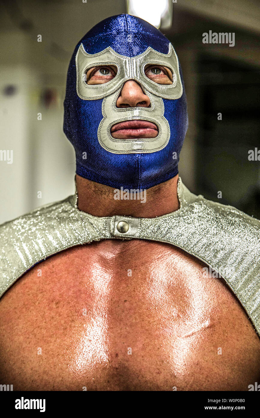 Die mexikanischen Wrestler Blue Demon Jr. Ist die Superhelden, die Mexiko braucht. *** Der Sohn der Legende Blau, Blue Demon Jr. kämpft in einem Ringkampf nach, in der sie ihre Besorgnis über die Lage in Mexiko und die politischen Institutionen müssen drastisch zu verändern, um Fortschritte zu erzielen. ****** ****************************************************** Die mexikanischen Wrestler Blue Demon Jr. mit seinem berühmten rätselhafte Maske nach äußert Bedenken über die aktuelle politische Situation dar. Blue Demon jr. Einen weiteren Gewinn heute abend Kampf mehr, die Tradition, so dass Blue Demon lef Stockfoto