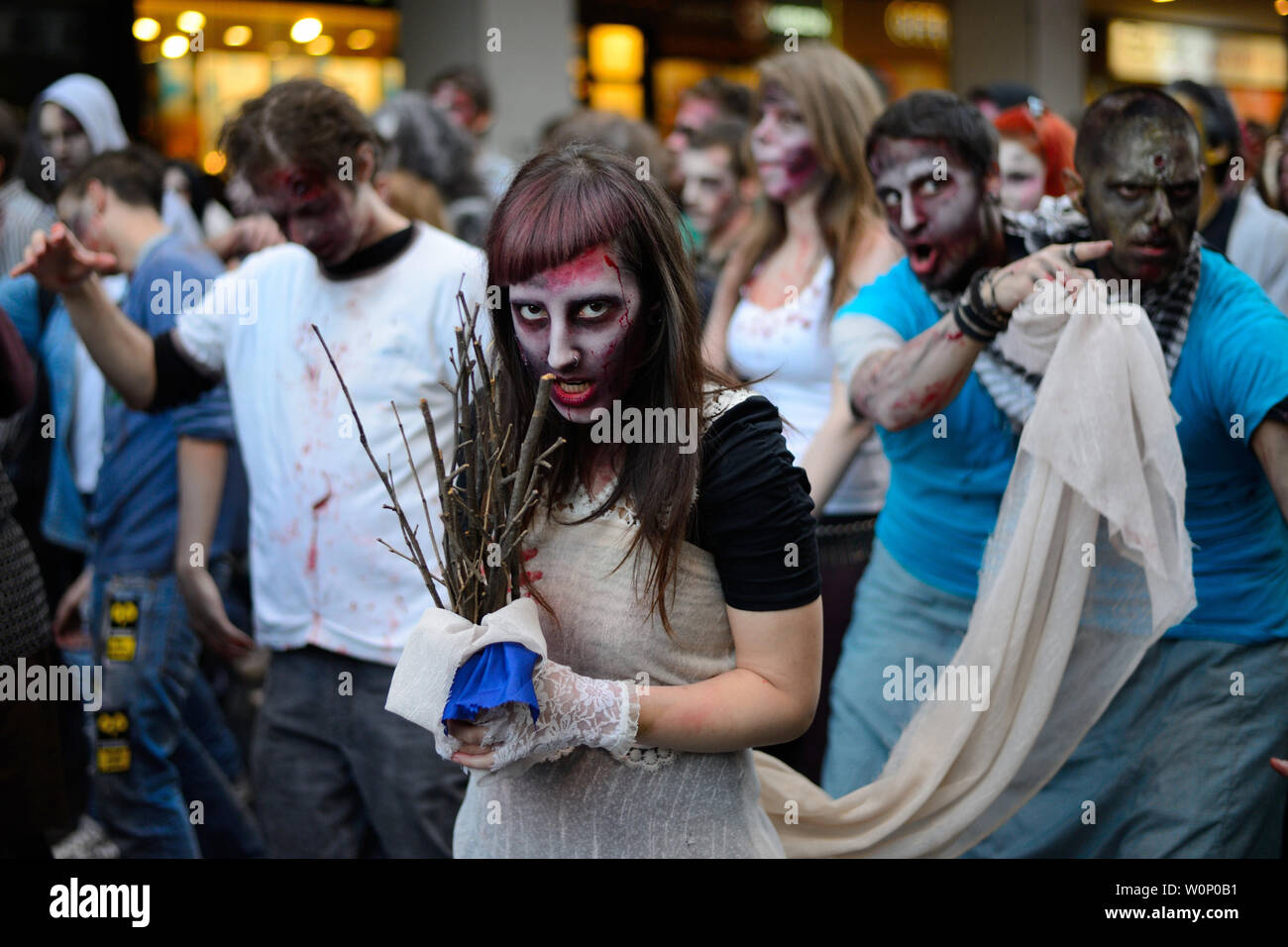Belgrad, Serbien - Oktober 19, 2013: Leute maskiert als Zombies Paraden auf Straßen bei einem Zombie Walk. Zombie walk ist organisierte vor serbischen SF movi Stockfoto