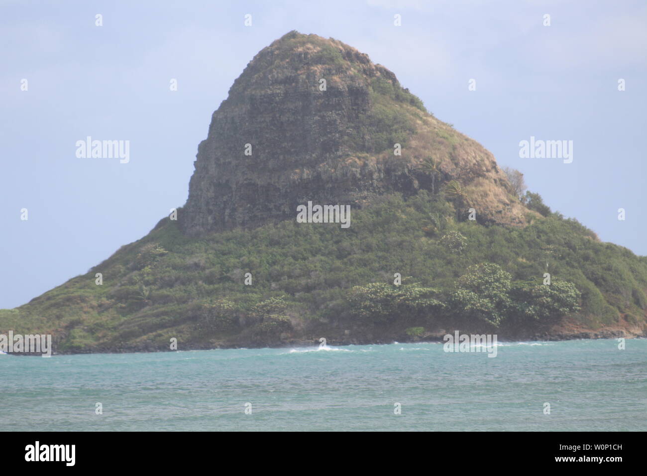 Mokoli'i Island (früher bekannt als der veraltete Begriff „Chinaman's hat“) am Ostufer von Oahu in Hawaii. Stockfoto