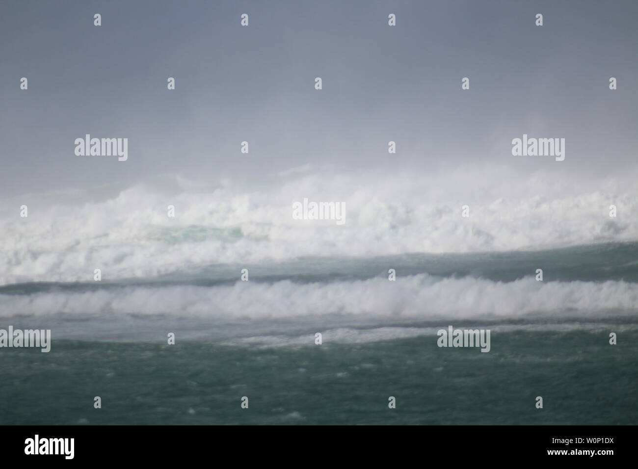 North Shore Oahu, Hawaii. Weiß waschen Wellen von großen Sturm 2019. Stockfoto