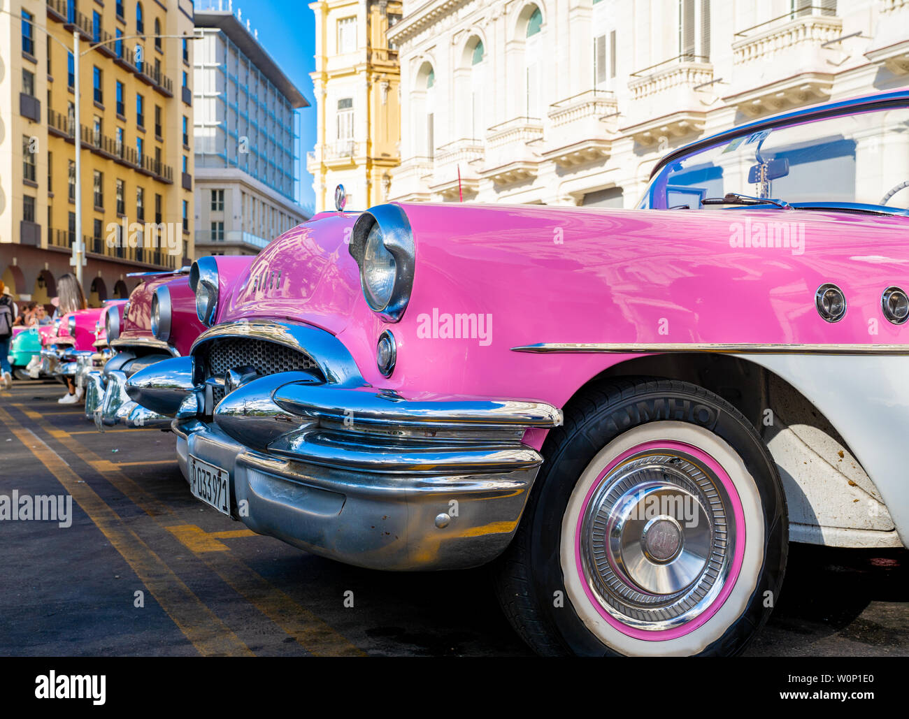 Schöne klassische amerikanische Autos in der Stadt Havanna, Kuba. Stockfoto