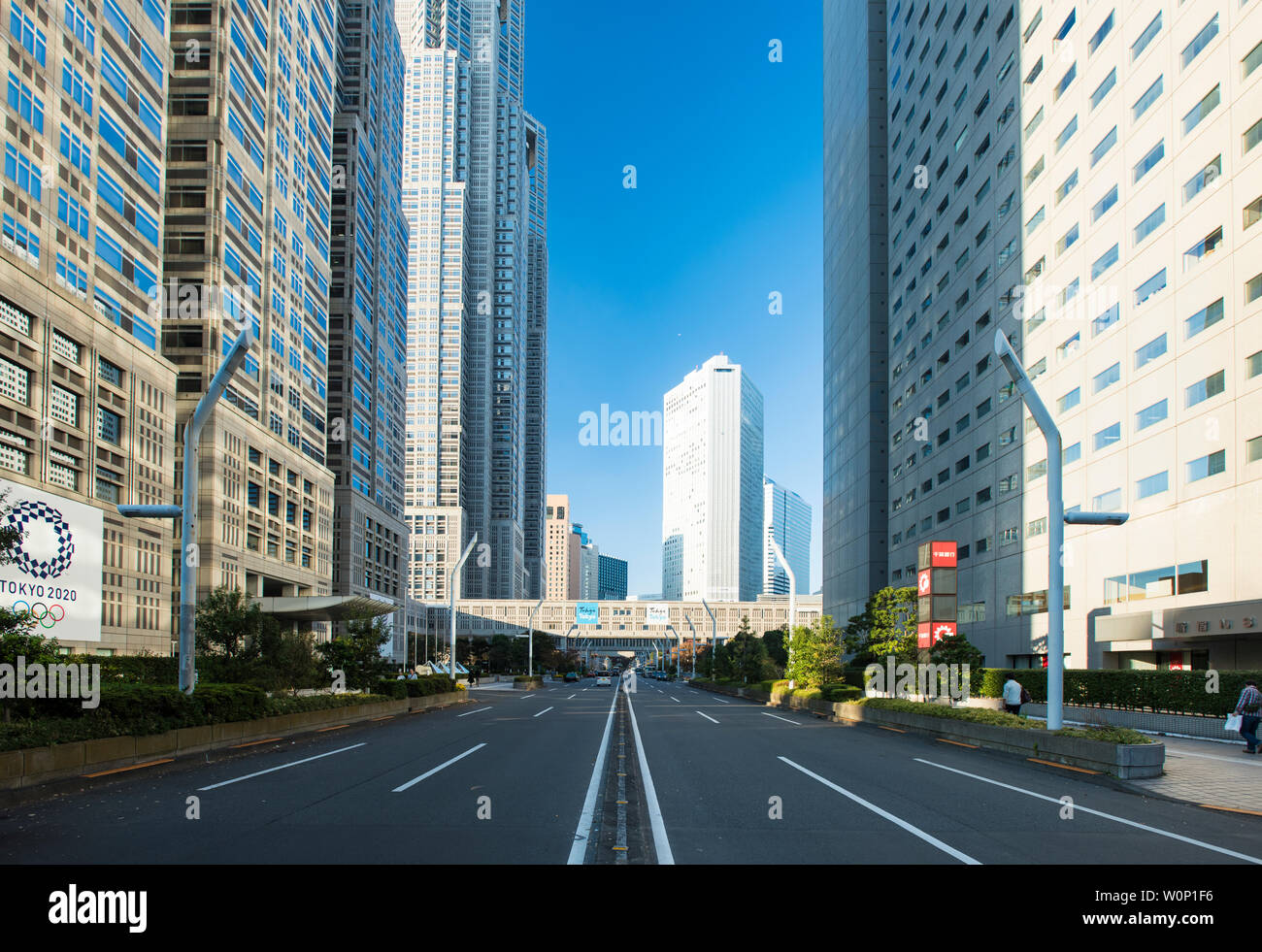 Die Hauptstraße in von der Tokyo Metropolitan Gebäude in Shinjuku, Tokyo läuft Stockfoto