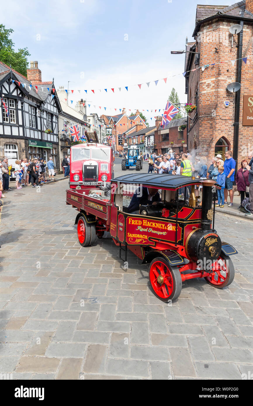 Leitung von Dampf Rollen in unterschiedlichen Größen in der Lymm historischen Transport Umzug durch die Straßen des Dorfes Stockfoto