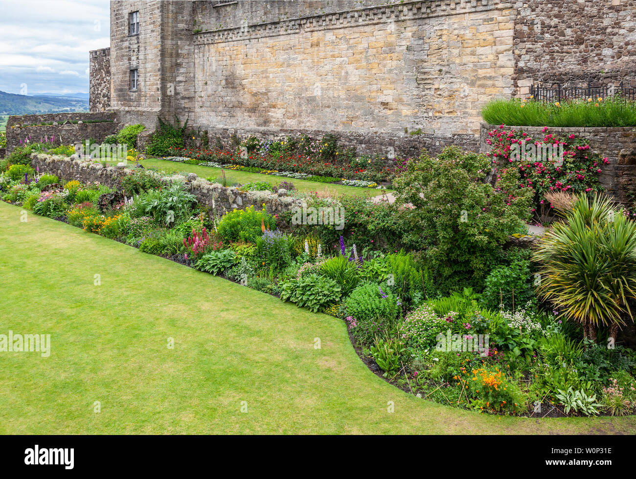 Das Queen Anne Gärten, dating vielleicht ab 1400, mit Rasen und Blumenrabatten, unter Stirling Castle, Schottland, Großbritannien Stockfoto