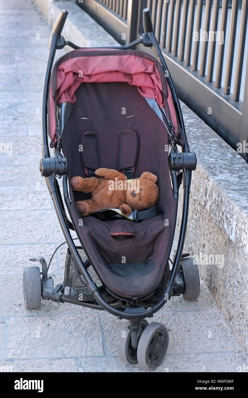 Leere Kinderwagen mit Teddybären Spielzeug innen Stockfotografie - Alamy