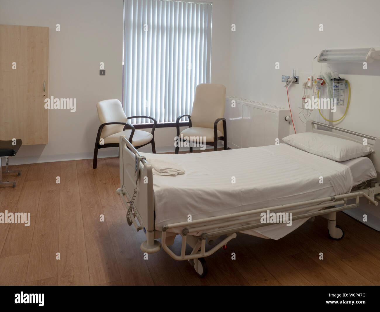 Leere Krankenhaus Bett im eigenen Zimmer Stockfoto