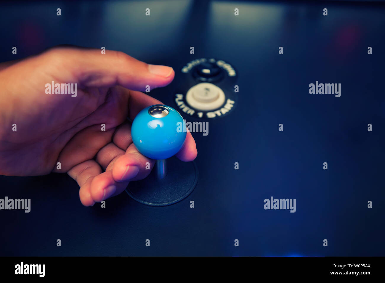 Hände ein Video gamer Holding eine klassische 4-Wege Joystick mit benutzerdefinierten top Brand änderung und Arcade buttons. Stockfoto