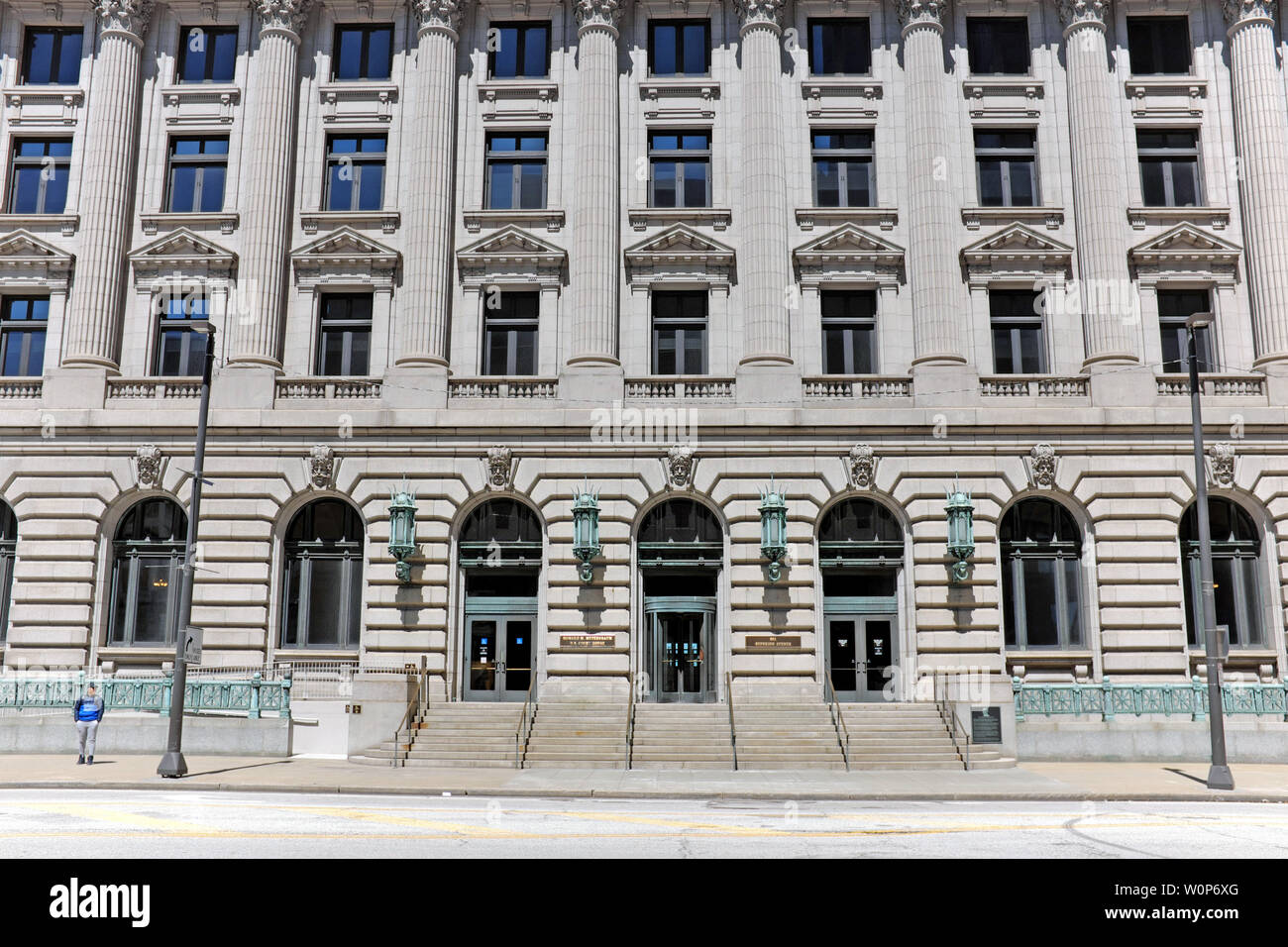 Howard M. Metzenbaum US Courthouse, eröffnet im Jahr 1910, Südeingang an der Superior Avenue im Stadtzentrum von Cleveland, Ohio, USA. Stockfoto