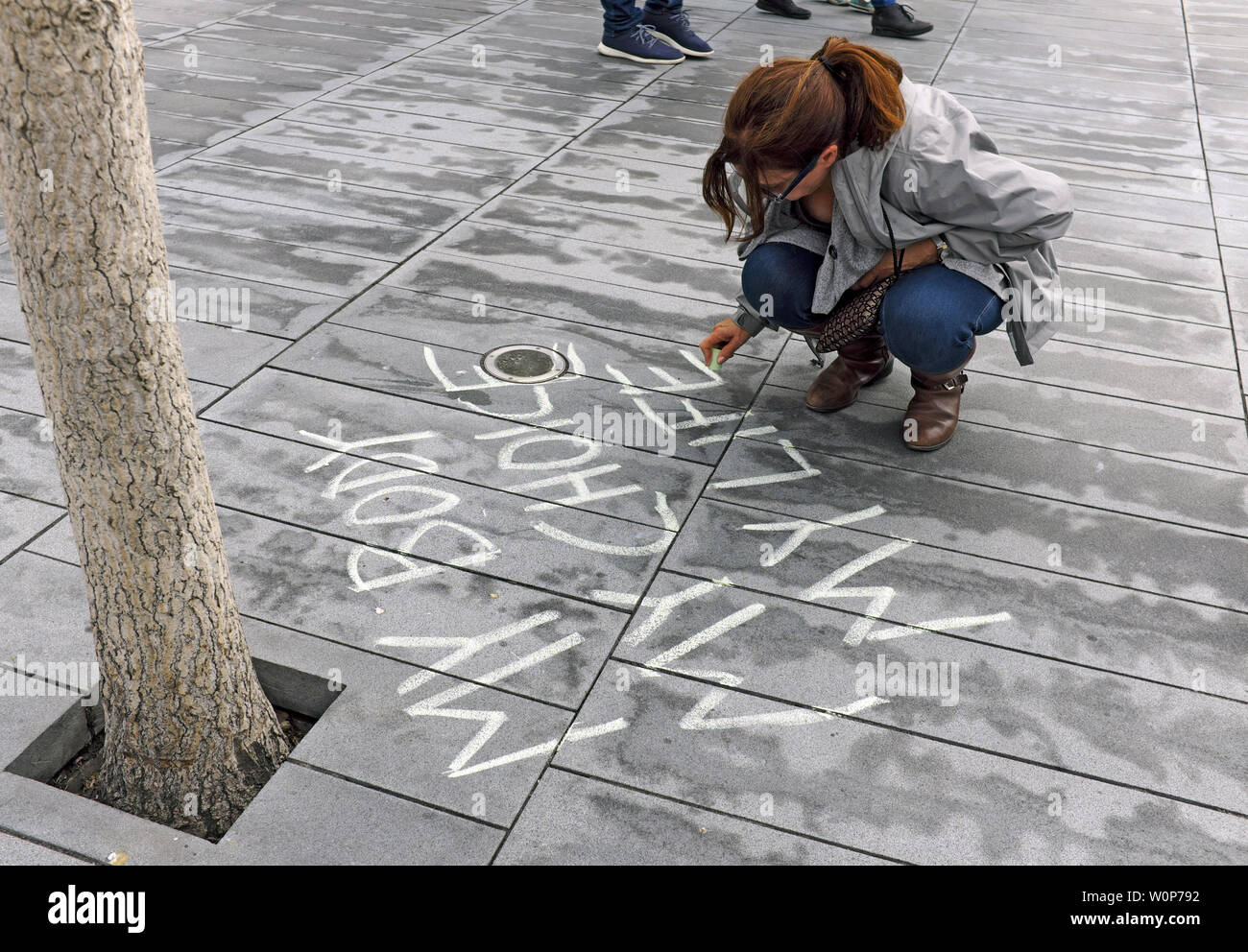 „My Body, My Choice, My Life“ wird von einer Frau geschrieben, die am 21. Mai 2019 an einer Frauenrechtskundgebung 2019 in Cleveland, Ohio, USA teilnimmt. Stockfoto