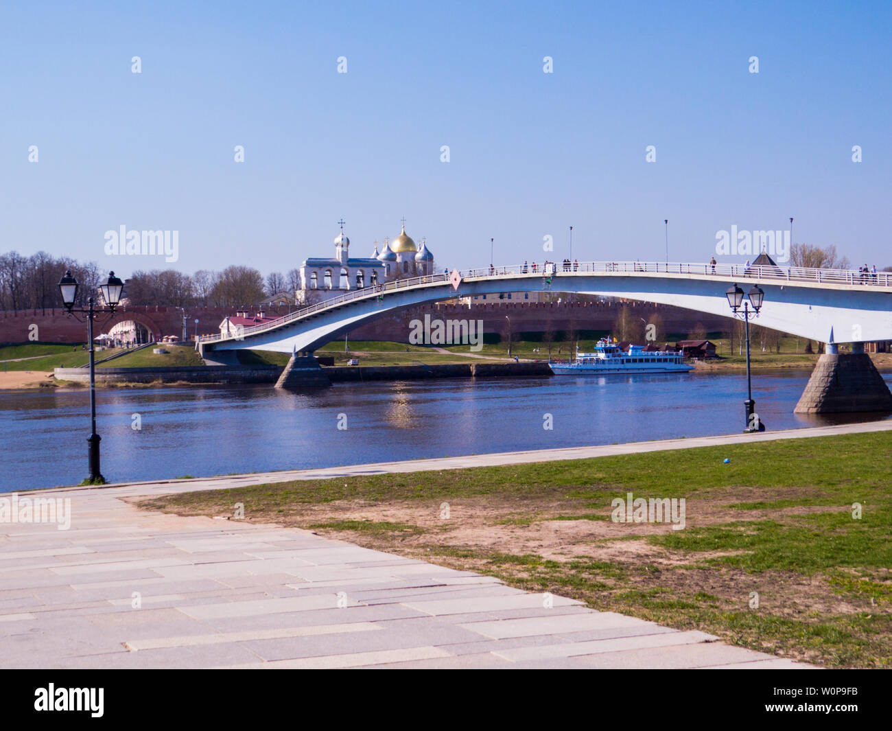 Blick auf den Kreml Brücke über den Fluss Wolchow, Weliki Nowgorod, Russland Stockfoto