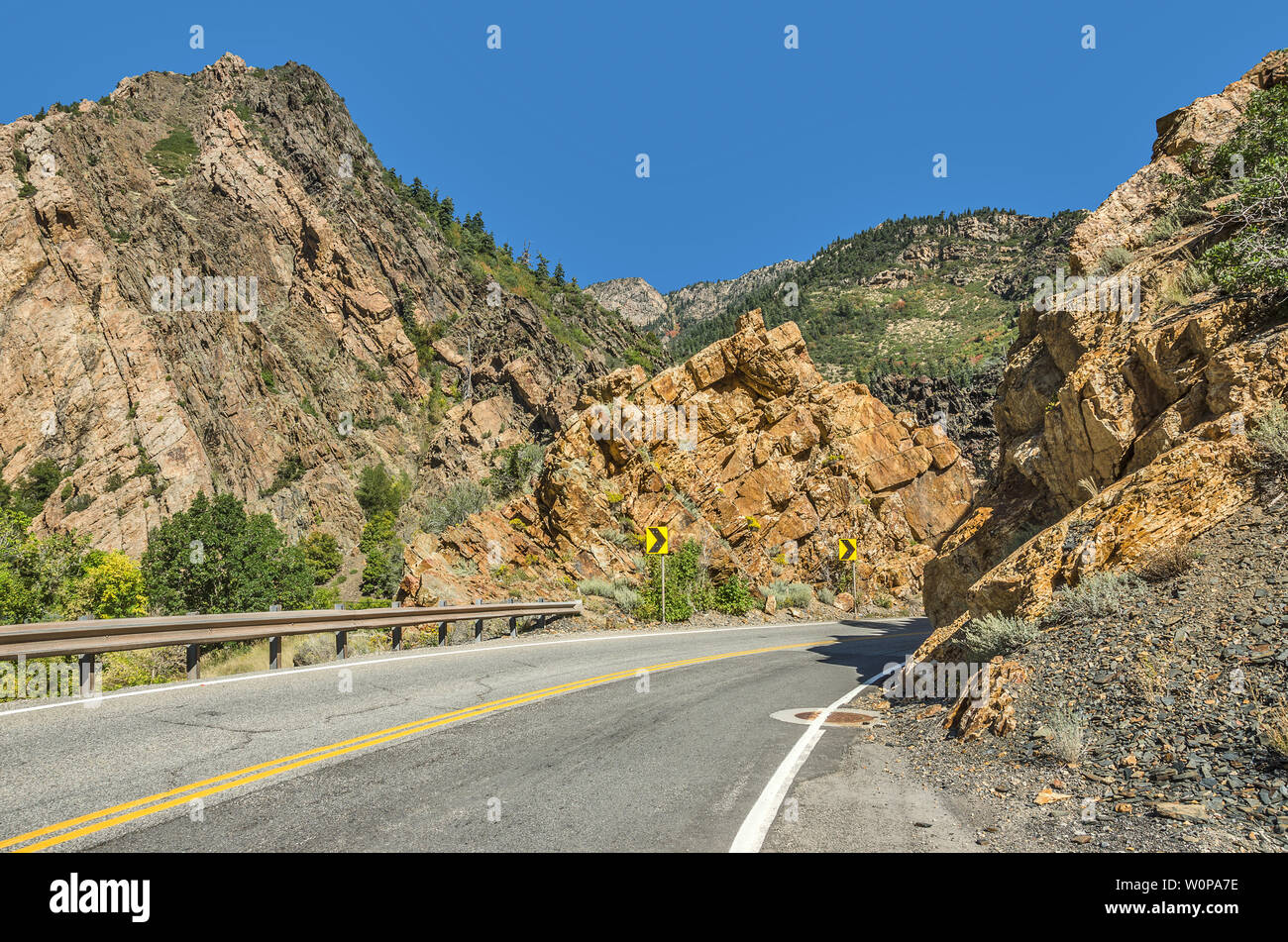 Die zweispurige kurvenreiche Straße durch den Wasatch Berge in Utah mit nur einem Hauch von fallen hier und da. Stockfoto