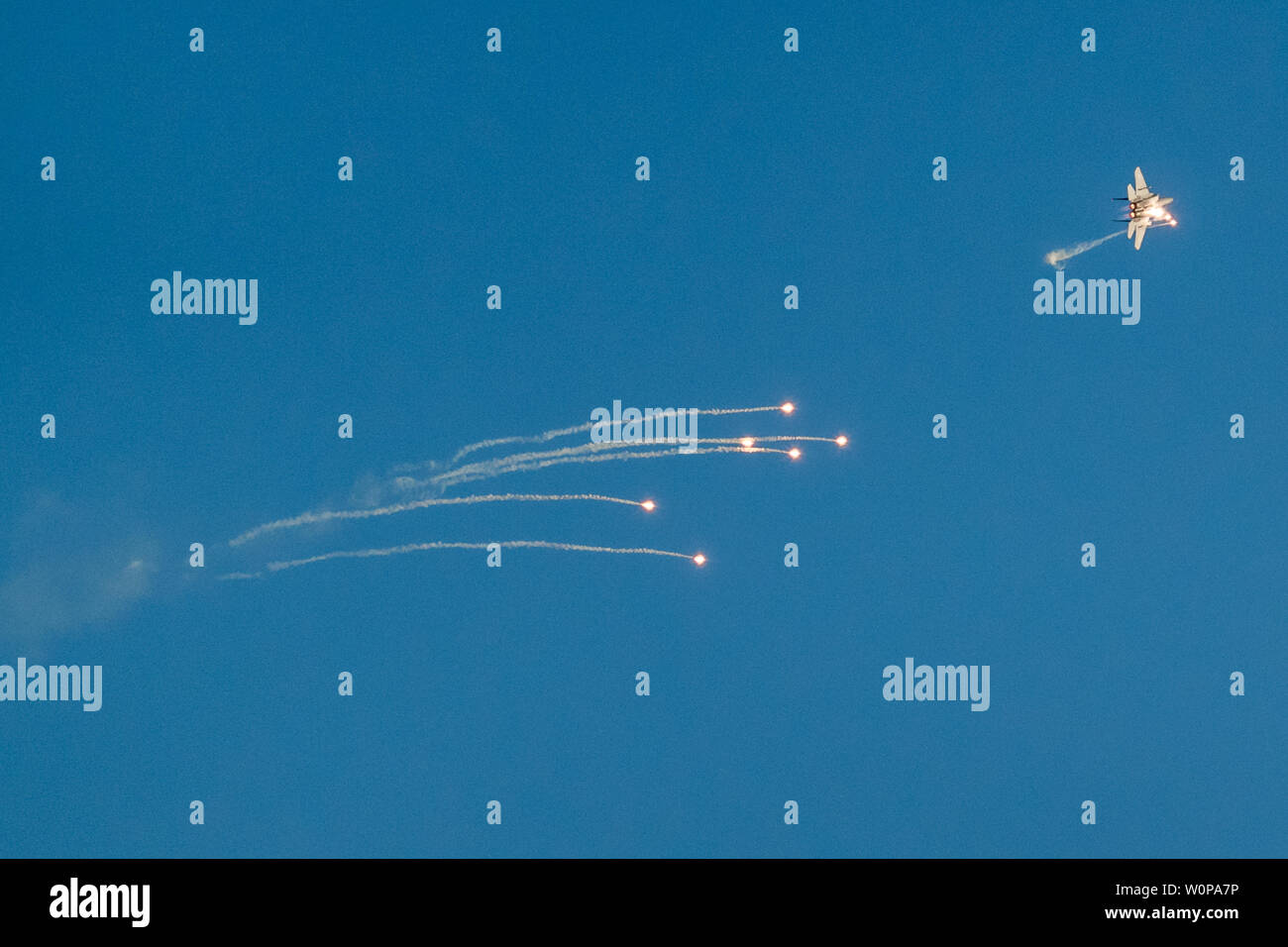 Hazerim Air Base, Israel. 27 Juni, 2019. IAF F-15 Ich zeigen eine Antenne hund kampf gelegentlich lösen Flares eingehende Wärme Raketen auf der Air Show in eine Abschlussfeier zu Ehren neu zertifizierte Israel Air Force Piloten und Navigatoren nach dem erfolgreichen Abschluss einer der wettbewerbsfähigsten und konsequente Weiterbildung Prozesse in der IDF an hazerim Air Base in der Wüste Negev umgeleitet werden. Credit: Nir Alon/Alamy Leben Nachrichten. Stockfoto