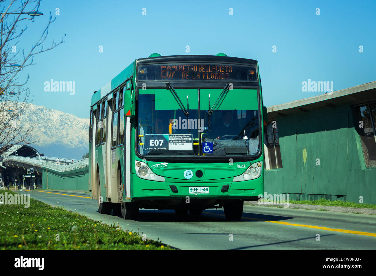 SANTIAGO, CHILE - Juli 2016: eine transantiago Bus mit den Bergen im Hintergrund Stockfoto
