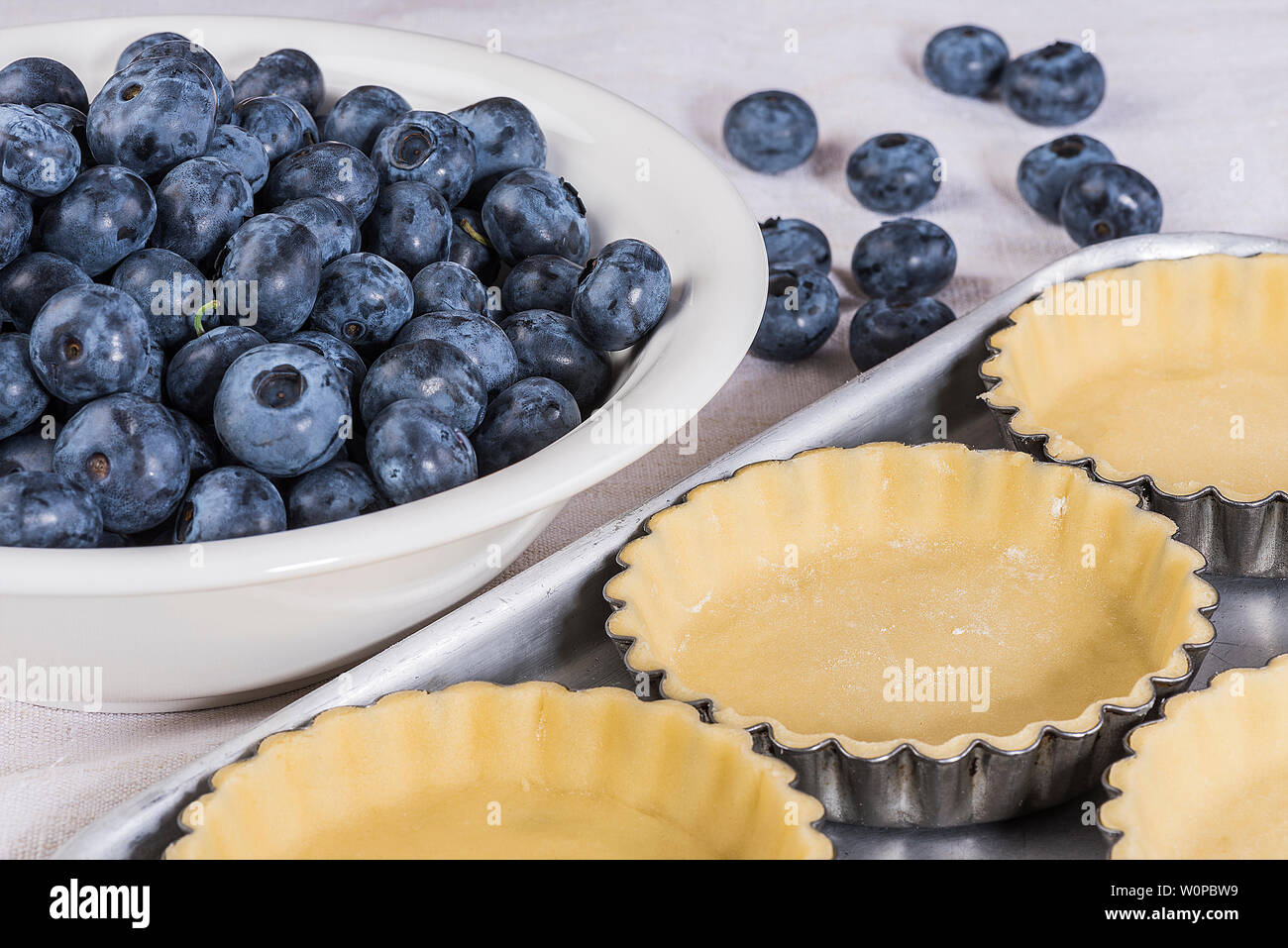 Heidelbeeren und rohen Teig Fällen Stockfoto