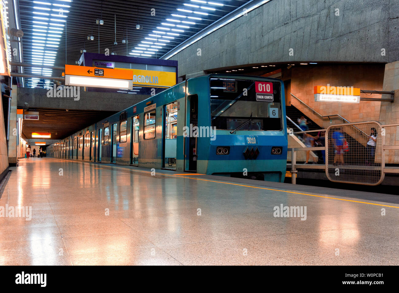 SANTIAGO, CHILE - MÄRZ 2017: Eine alte NS 74 Metro de Santiago am Bahnhof Vespucio Norte von Linie 2 Stockfoto