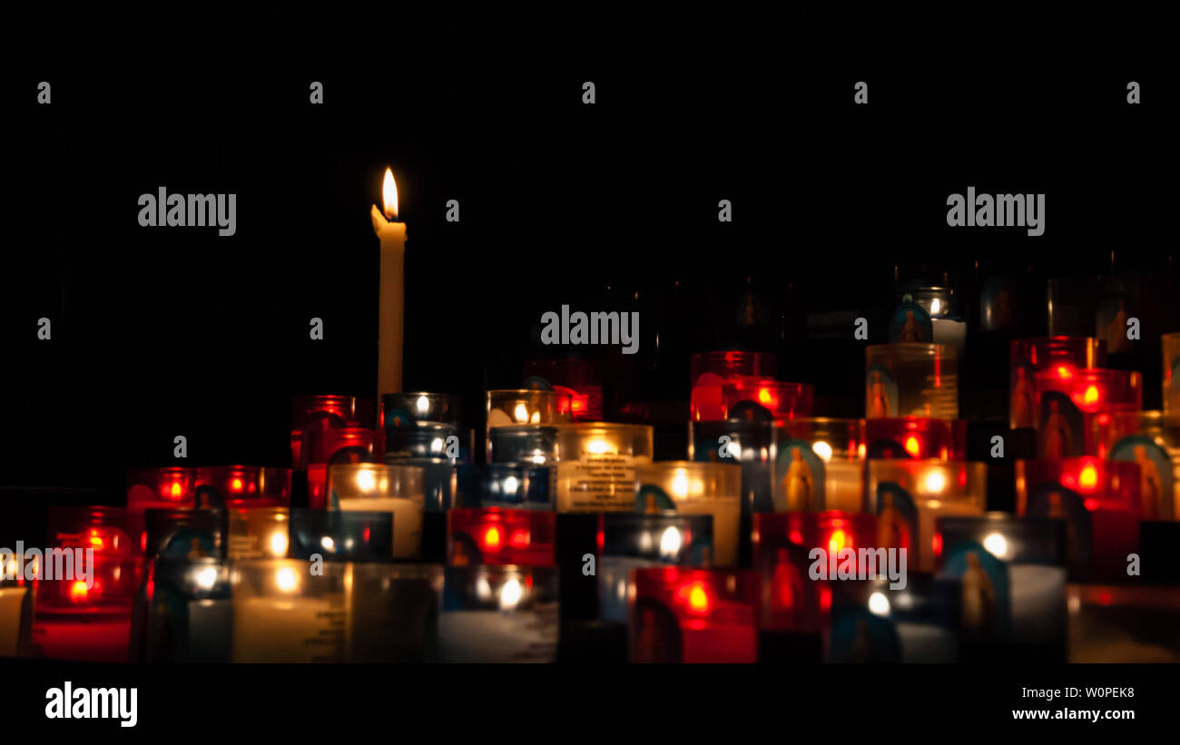 Die Kerze leuchtet in Notre Dame de Fourvière Stockfoto