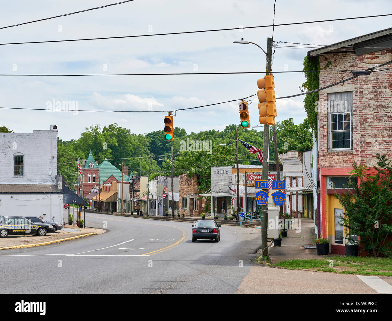 Ein einzelnes Auto fahren auf der Hauptstraße in einer kleinen Stadt im ländlichen Amerika, goodwater Alabama, USA. Stockfoto