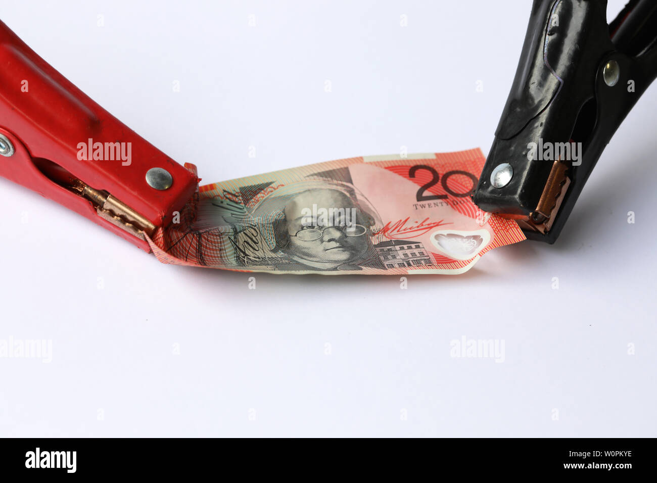 Australische 20 20 Dollar Note durch Überbrückungskabel Schellen gehalten. Kreatives Konzept für Entlasten Geld-, Banken-, Finanz-, Wirtschafts-, Währungs hardshi Stockfoto