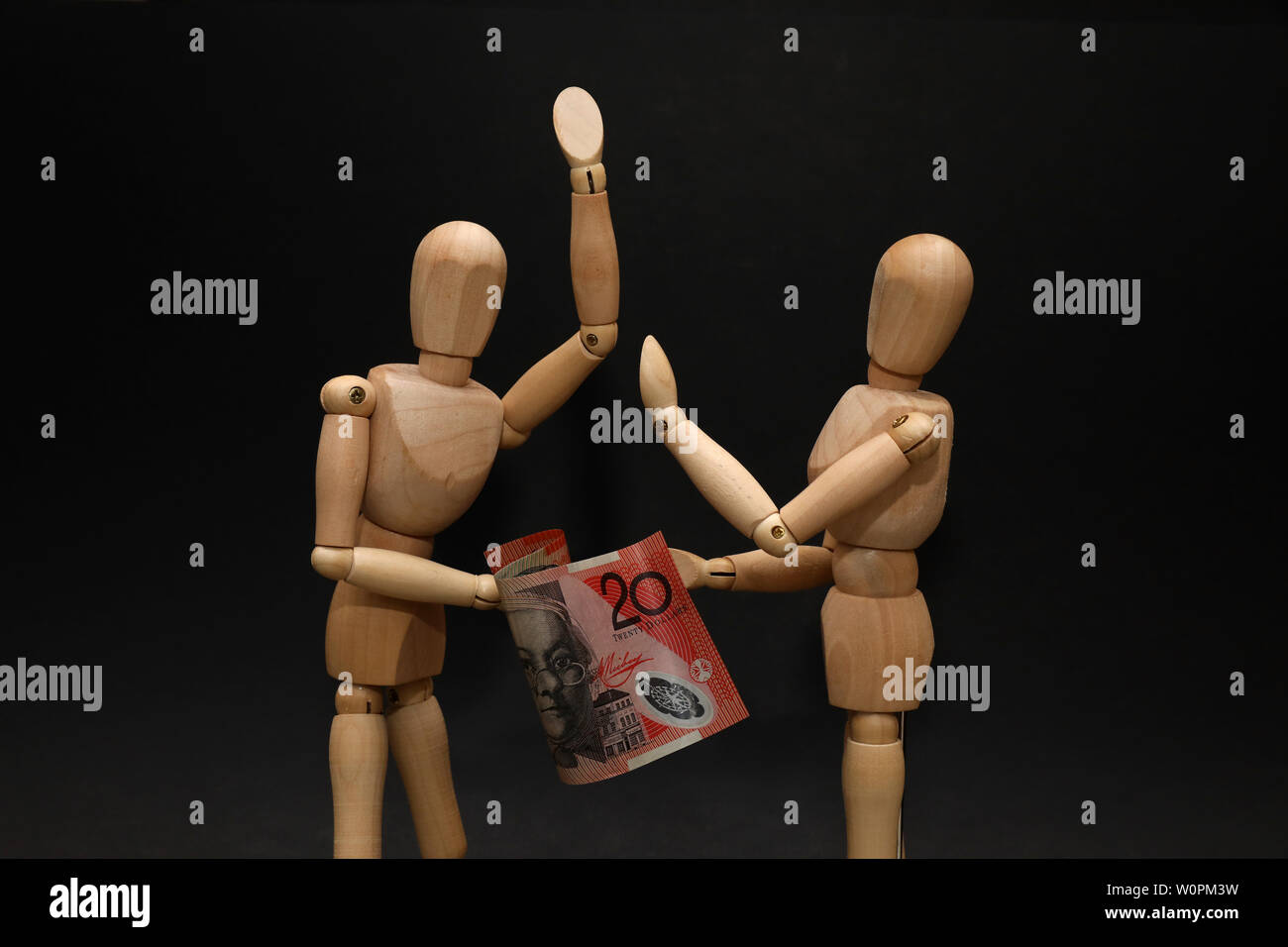 Paar Holz Puppen streiten kämpft über Hypothek Finanzen finanzielle Druck Belastung Härte. Australische zwanzig Dollar Note. Wirtschaftliche Konzept Stockfoto