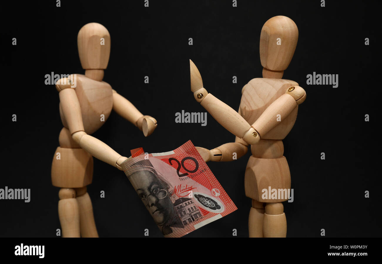 Paar Holz Puppen streiten kämpft über Hypothek Finanzen finanzielle Druck Belastung Härte. Australische zwanzig Dollar Note. Wirtschaftliche Konzept Stockfoto