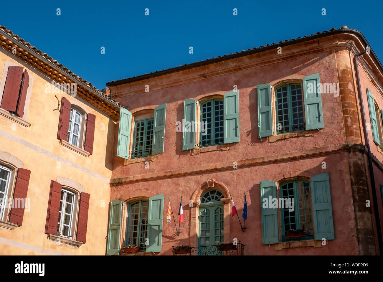 Roussillon, Frankreich - Januar 22, 2019: Häuser und Gebäude Fassade mit dem Ocker Farbe mit klarem blauen Himmel als Hintergrund Stockfoto