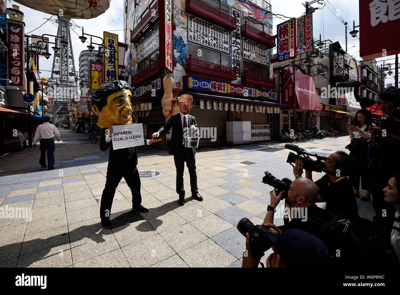 Osaka, Japan. 28 Juni, 2019. Mitglieder der Medien Foto Demonstranten tragen Masken der G20-Staats- und Regierungschefs auf einen Protest gegen Kohle macht während der G20-Gipfel in Osaka, Japan. Credit: Ben Weller/LBA/Alamy leben Nachrichten Stockfoto
