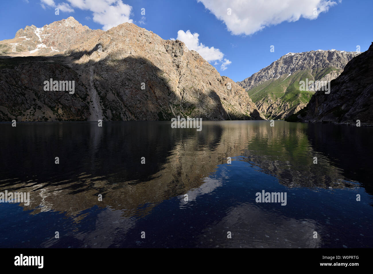 Fan Gebirge in Tadschikistan sind eine von Zentralasien ist Premier trekking Ziel. Die schöne sieben See Trek von penjikent. Blick auf den See nu Stockfoto