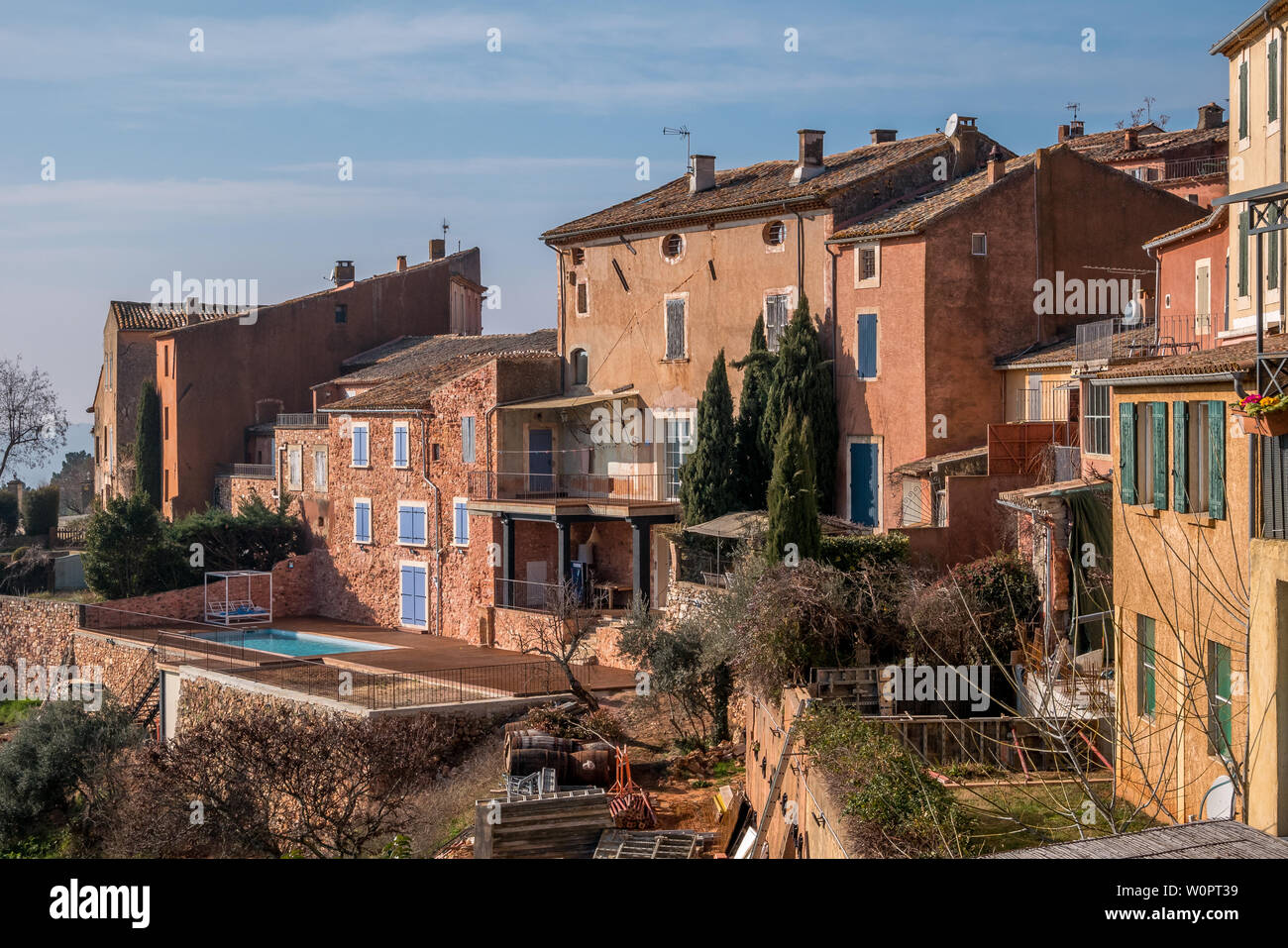 Roussillon, Frankreich - Januar 22, 2019: Häuser und Gebäude Fassade mit dem Ocker Farbe mit klarem blauen Himmel als Hintergrund Stockfoto
