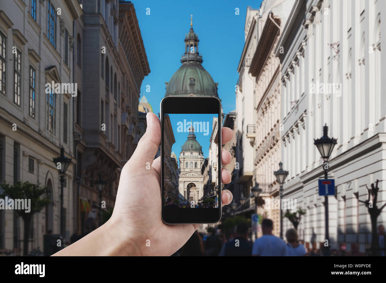 Hand, denn Fotos von berühmten Wahrzeichen und Reiseziel in Budapest, Ungarn durch Smart Phone Stockfoto
