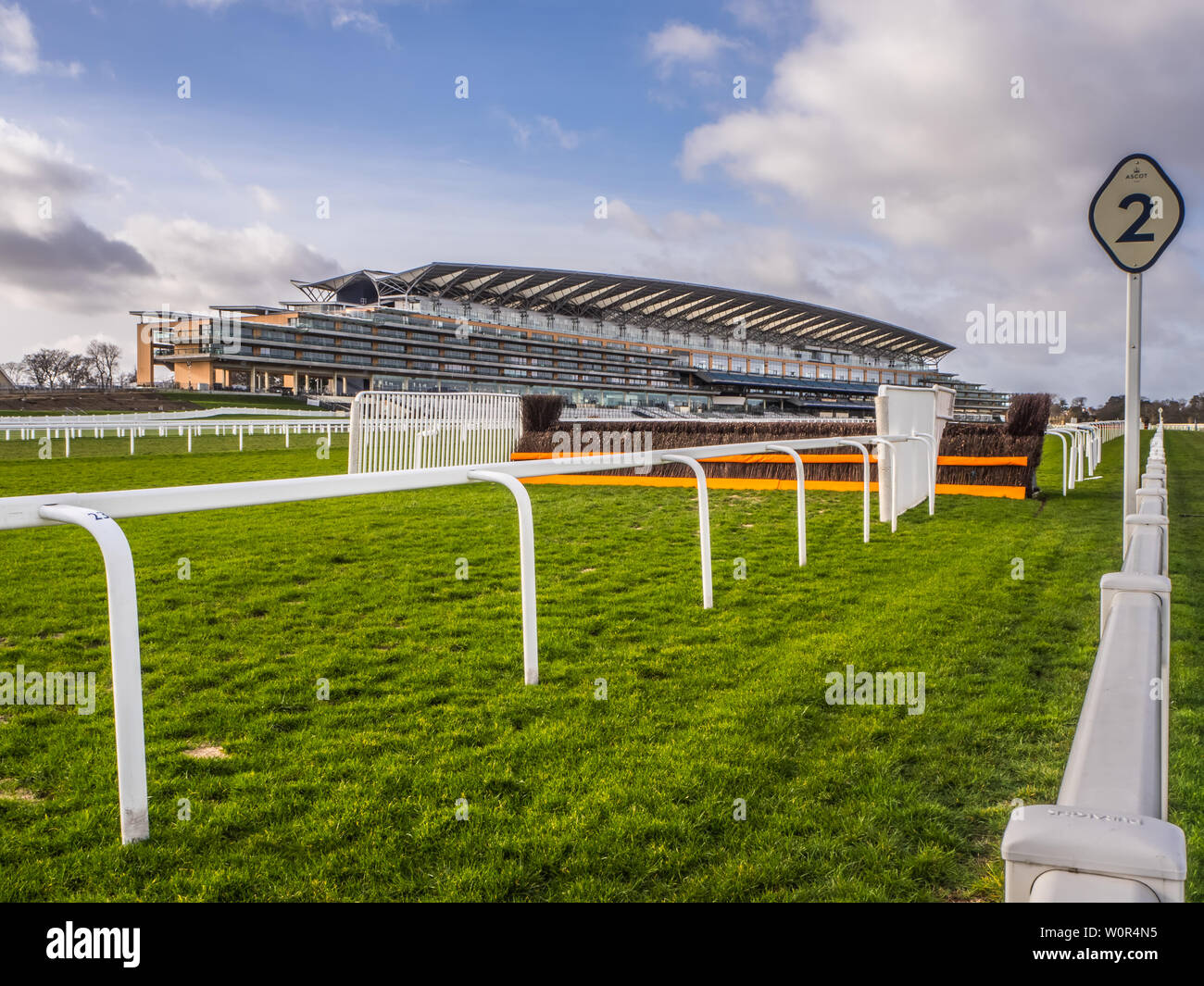 Ascot Racecourse, Ascot, Berkshire, England - Februar 2019 Blick auf Kurs und Tribüne Stockfoto