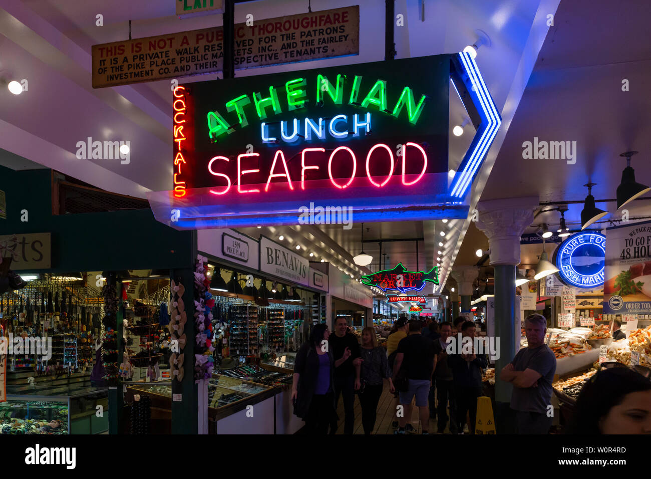 Vereinigte Staaten von Amerika, USA, Seattle, Washington, Pike Place, 10. Mai 2019. Beleuchtete Anzeige einer öffentlichen Markt stehen mit Meeresfrüchten Stockfoto