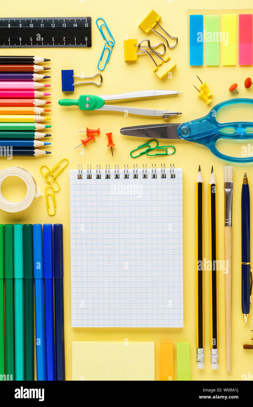 Flach Zusammensetzung mit anderen Schule Schreibwaren auf gelben Hintergrund. Platz für Text. Stockfoto