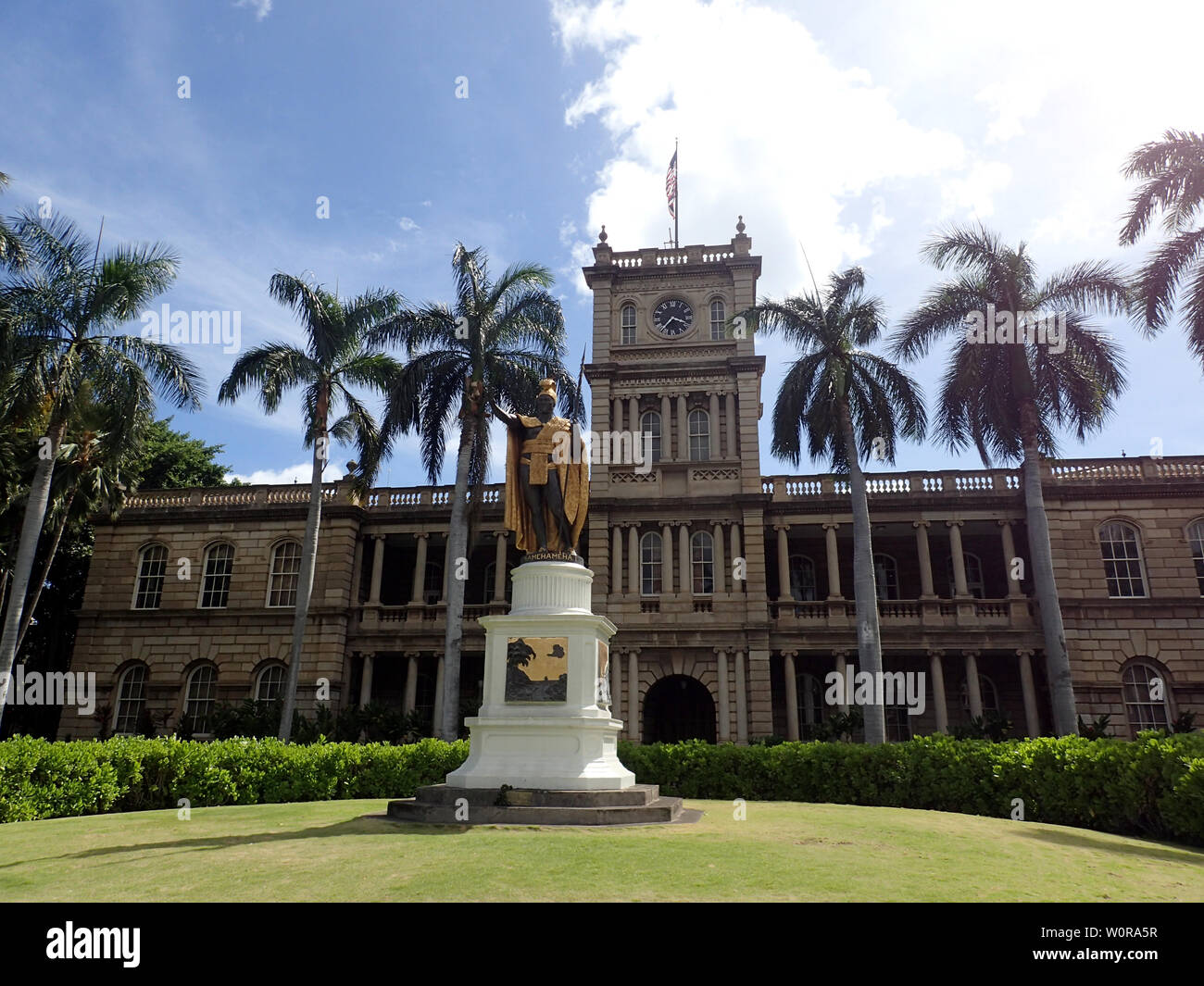 Die Statue von König Kamehameha in der Innenstadt von Honolulu, Hawaii. Statue steht vor Aliʻiolani Hale mit USA und Hawaii Flagge oben i Stockfoto