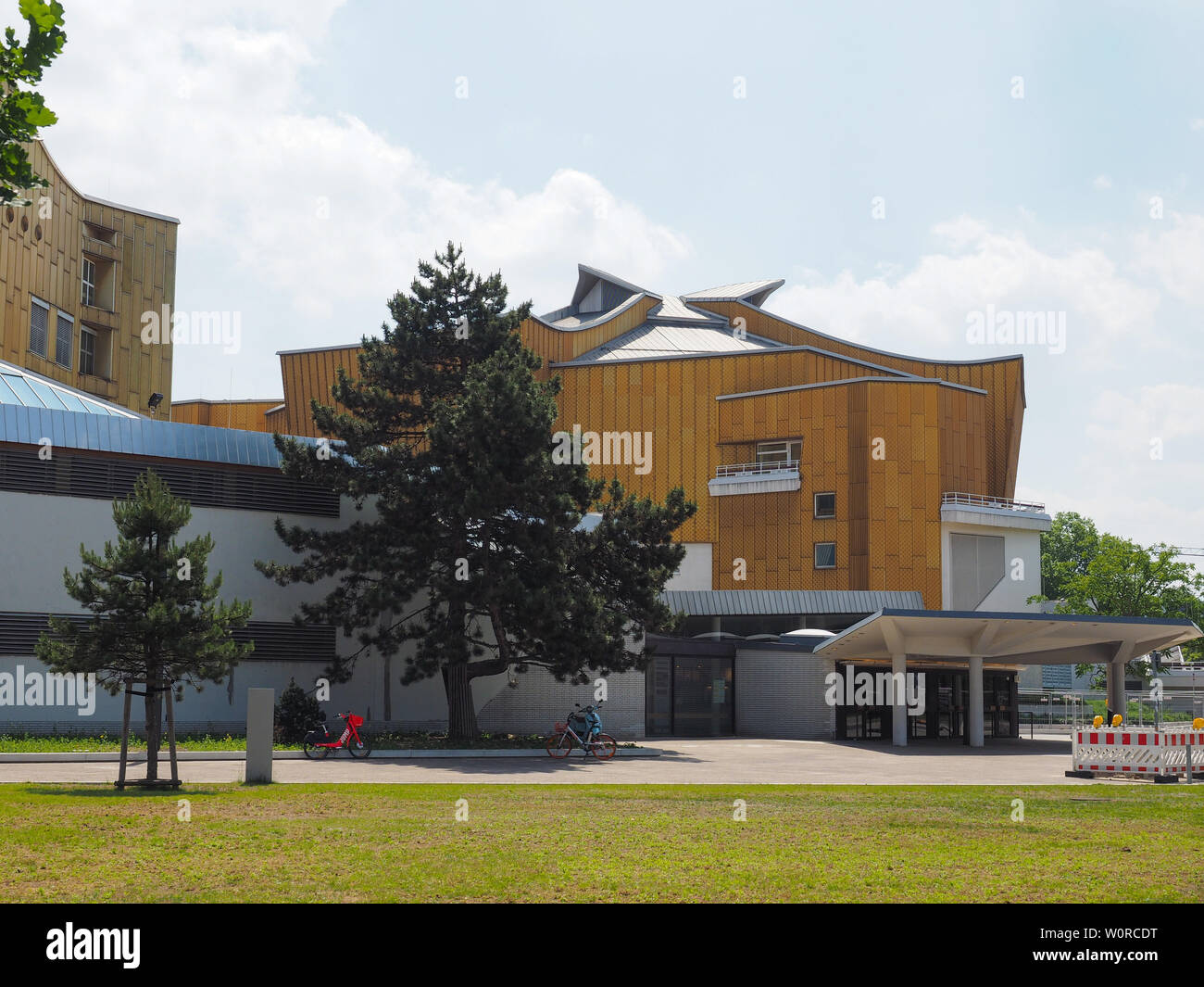 BERLIN, DEUTSCHLAND - ca. Juni 2019: Berliner Philharmonie vom Architekten Hans Scharoun von 1961 Stockfoto