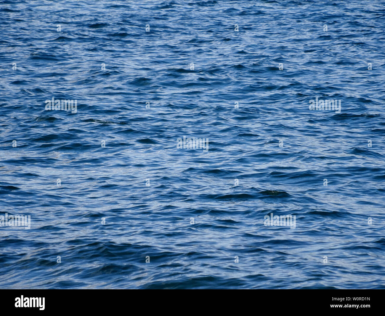 Schattierungen von Türkis blaues Meer Wasser Wellen vor der Küste von Oahu Licht widerspiegelt. Gut für Hintergründe Texturen. Stockfoto