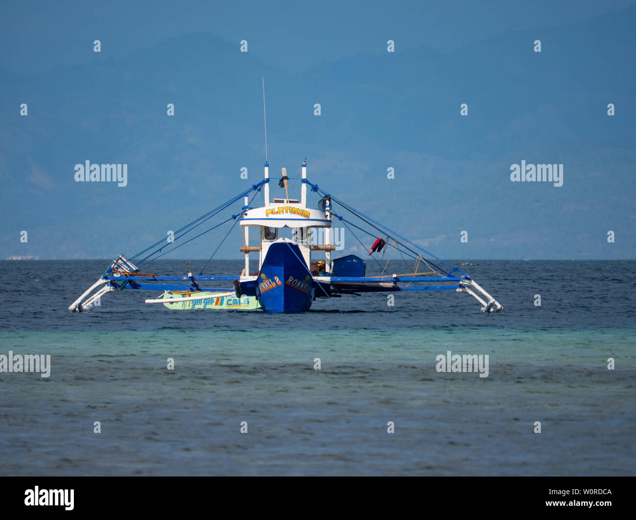 Maasim, den Philippinen - 23. Mai 2019: verankert, blau Outrigger Fischerboot in Tinito, einem Dorf in der Provinz Sarangani Maasim, der Philippinischen Stockfoto