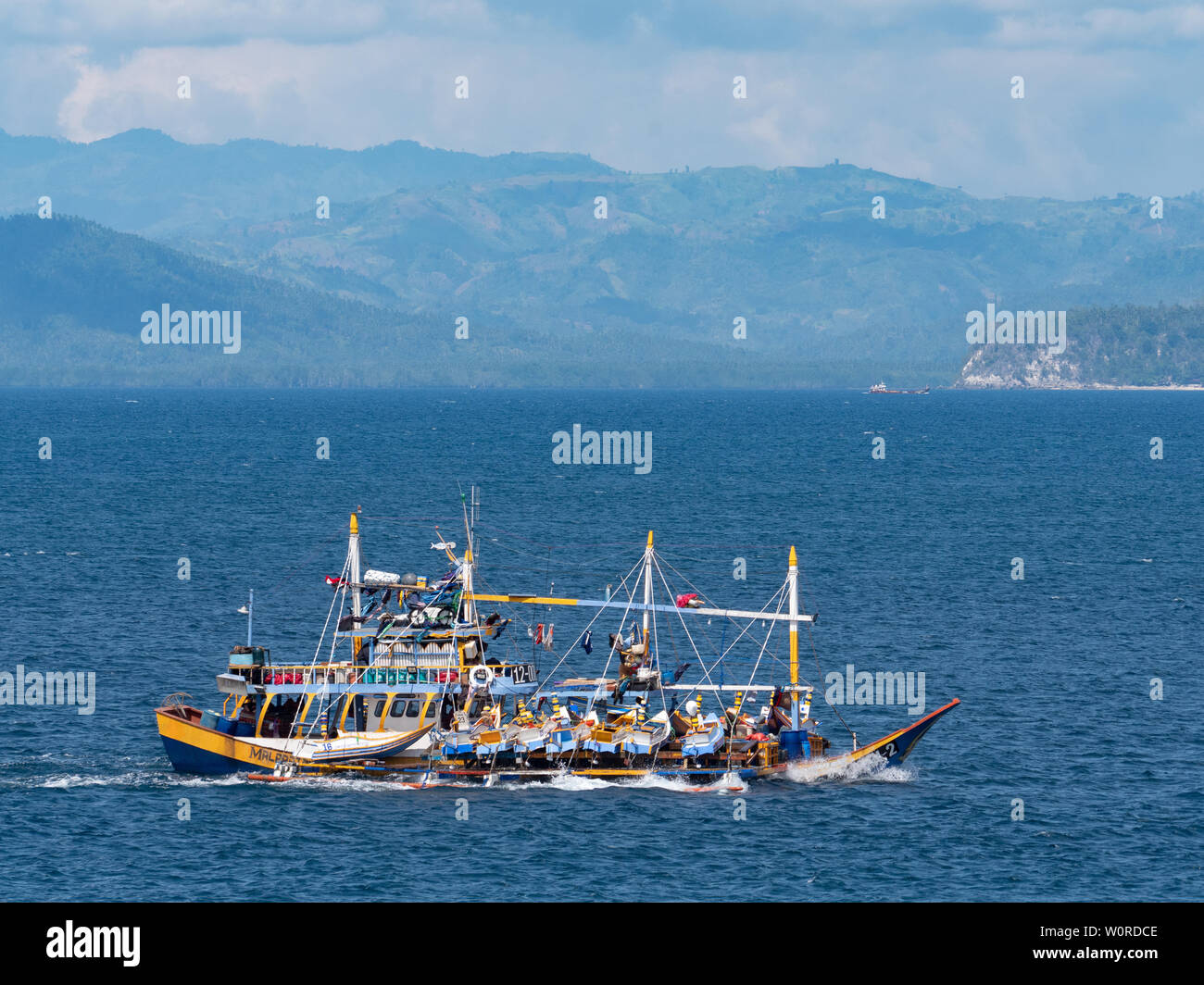 Maasim, den Philippinen - 23. Mai 2019: Outrigger Thunfisch Fischerboot auf See in Maasim, die Sarangani Provinz der Philippinen. Dieses Schiff trägt s Stockfoto