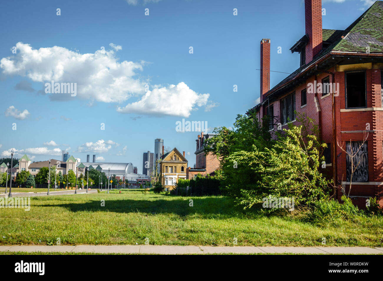 Wolkenkratzer von Detroit Downtown sind hinter einem alten gesehen und vernachlässigte Nachbarschaft Stockfoto
