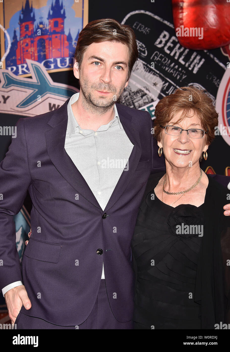 HOLLYWOOD, CA - 26. Juni: Regisseur Jon Watts und seine Mutter die Premiere von Sony Pictures' 'Spider-Man weit weg von zu Hause' an TCL Chinese Theater besuchen am 26. Juni 2019 in Hollywood, Kalifornien. Stockfoto