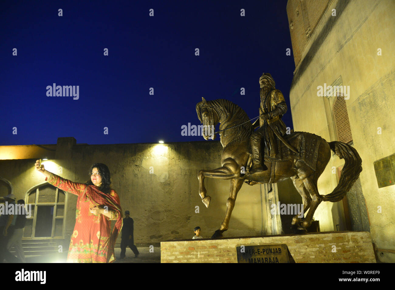 Punjab-Ministerin für Tourismus, Raja Yasir Humayun, Generaldirektor der Wall City Behörde Kamran Lashari, Bobby Singh Khalsa Sikh Bansal (SK) Stiftung Kopf und andere eröffnet nach der Platzierung der Statue des Maharaja Ranjeeth Singh während seiner 180 Todestages von Wall City Behörde zu historischen Lahore Fort organisiert. Die sieben Meter hohe Statue eines der größten Sikh Eroberer und Administratoren installiert wurde mit der Wand des Haveli Mai Jinda, wo seine geliebte Frau Maharani Feudalstaat Kaur, einst Residierte. Eigenen eingeäschert Asche Singh sind nicht weit entfernt von dem Ort, da es sich um e Stockfoto