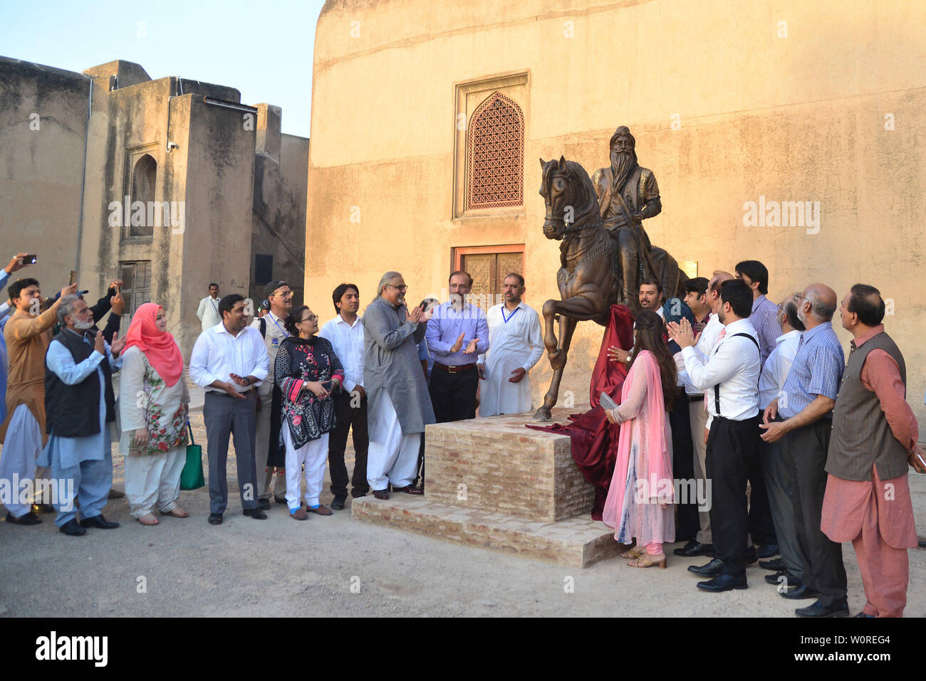 Punjab-Ministerin für Tourismus, Raja Yasir Humayun, Generaldirektor der Wall City Behörde Kamran Lashari, Bobby Singh Khalsa Sikh Bansal (SK) Stiftung Kopf und andere eröffnet nach der Platzierung der Statue des Maharaja Ranjeeth Singh während seiner 180 Todestages von Wall City Behörde zu historischen Lahore Fort organisiert. Die sieben Meter hohe Statue eines der größten Sikh Eroberer und Administratoren installiert wurde mit der Wand des Haveli Mai Jinda, wo seine geliebte Frau Maharani Feudalstaat Kaur, einst Residierte. Eigenen eingeäschert Asche Singh sind nicht weit entfernt von dem Ort, da es sich um e Stockfoto