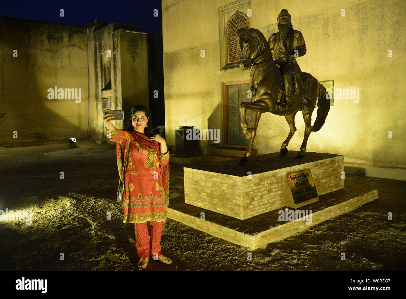 Punjab-Ministerin für Tourismus, Raja Yasir Humayun, Generaldirektor der Wall City Behörde Kamran Lashari, Bobby Singh Khalsa Sikh Bansal (SK) Stiftung Kopf und andere eröffnet nach der Platzierung der Statue des Maharaja Ranjeeth Singh während seiner 180 Todestages von Wall City Behörde zu historischen Lahore Fort organisiert. Die sieben Meter hohe Statue eines der größten Sikh Eroberer und Administratoren installiert wurde mit der Wand des Haveli Mai Jinda, wo seine geliebte Frau Maharani Feudalstaat Kaur, einst Residierte. Eigenen eingeäschert Asche Singh sind nicht weit entfernt von dem Ort, da es sich um e Stockfoto