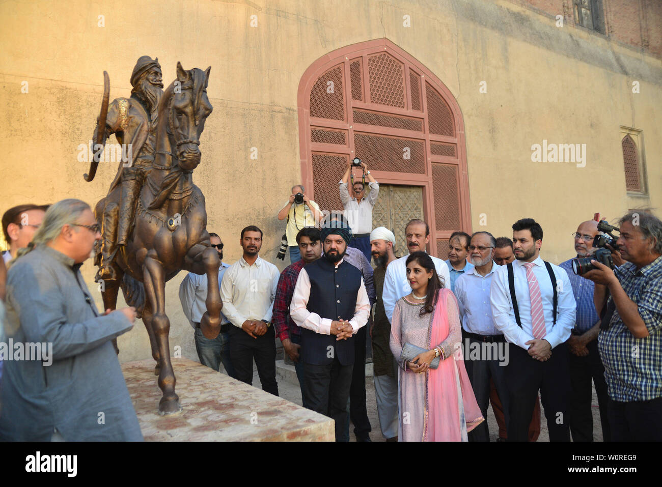Punjab-Ministerin für Tourismus, Raja Yasir Humayun, Generaldirektor der Wall City Behörde Kamran Lashari, Bobby Singh Khalsa Sikh Bansal (SK) Stiftung Kopf und andere eröffnet nach der Platzierung der Statue des Maharaja Ranjeeth Singh während seiner 180 Todestages von Wall City Behörde zu historischen Lahore Fort organisiert. Die sieben Meter hohe Statue eines der größten Sikh Eroberer und Administratoren installiert wurde mit der Wand des Haveli Mai Jinda, wo seine geliebte Frau Maharani Feudalstaat Kaur, einst Residierte. Eigenen eingeäschert Asche Singh sind nicht weit entfernt von dem Ort, da es sich um e Stockfoto